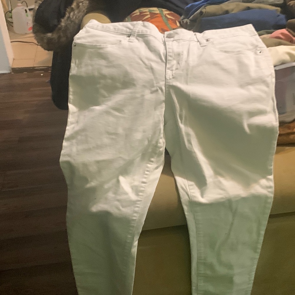 Ladies white “Mo Boundaries” jeans size 15